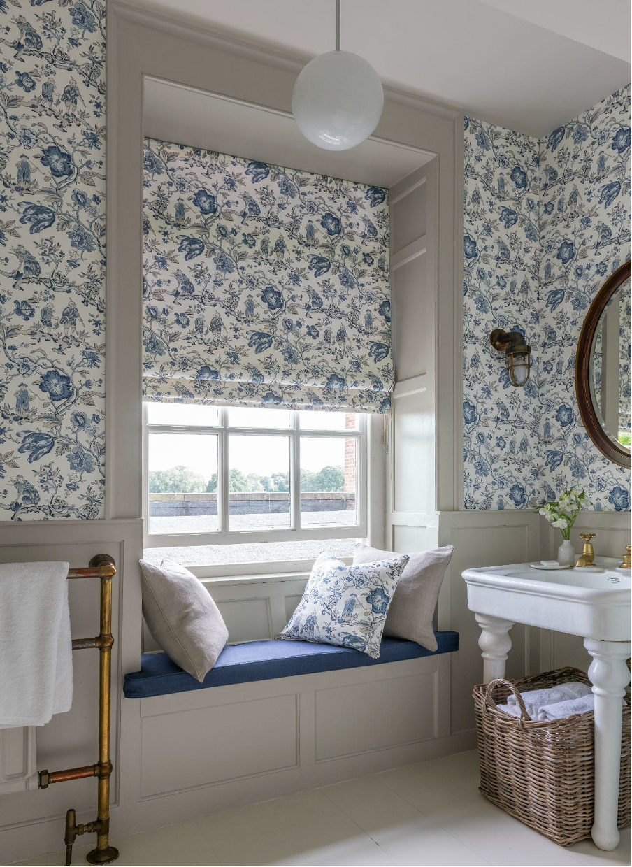 Les Pecheurs China Blue Roman Blind & Wallpaper